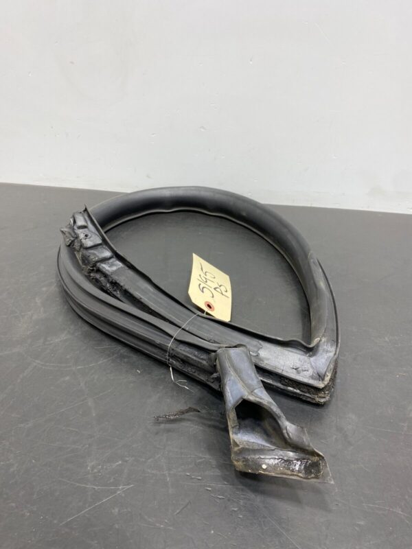C5 Z06 OEM PASSENGER RH SEAL WINDOW RUBBER SEAL - Image 2