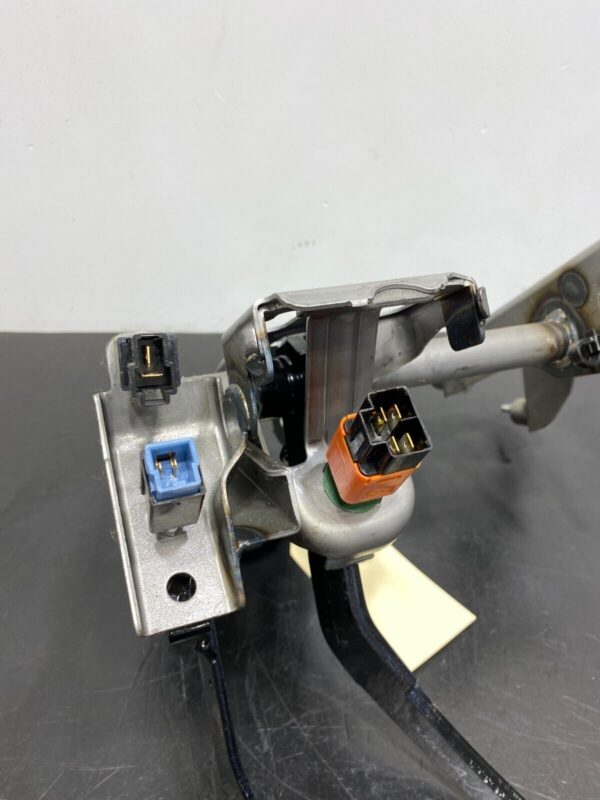 OEM CLUTCH BRAKE PEDAL COMBO (SUBARU BRZ) - Image 2