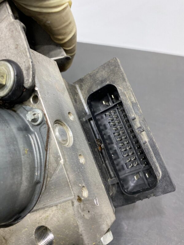 C6 GRANDSPORT OEM ABS ANTI LOCK BRAKE UNIT  - Image 2