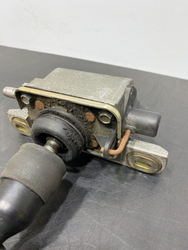 C6 GRANDSPORT OEM 6 SPEED MANUAL SHIFTER ASSEMBLY WITH KNOB  - Image 4