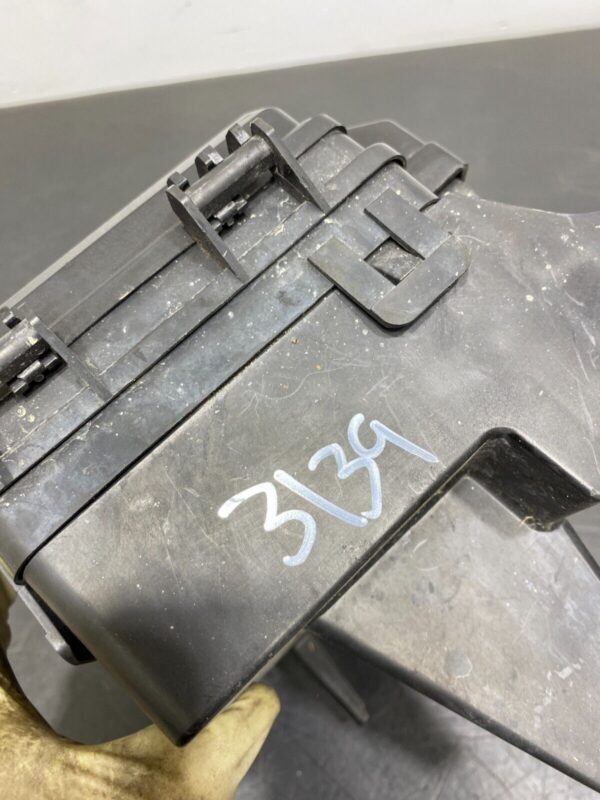 C6 OEM ENGINE BAY FUSE BOX ASSEMBLY (2006 Corvette) - Image 2