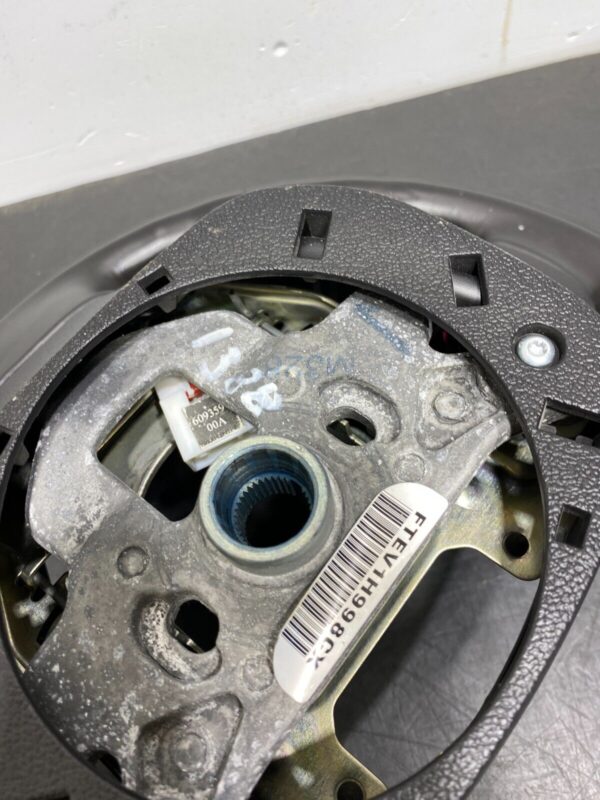 C6 Z06 OEM STEERING WHEEL ASSEMBLY M/T NO PADDLE - Image 8