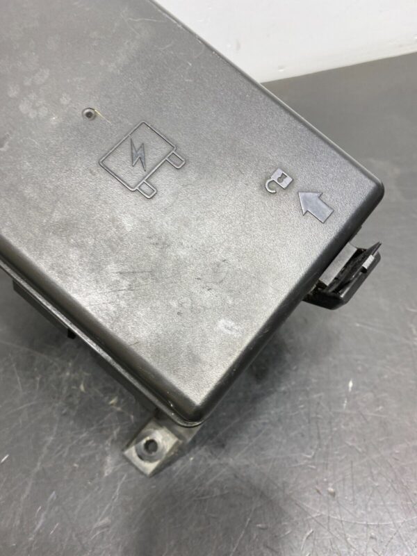 C6 OEM ENGINE BAY FUSE BOX ASSEMBLY (2006 Corvette) - Image 3