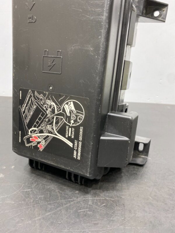C6 OEM MAIN ENGINE BAY FUSE BOX ASSEMBLY WITH LID COMPLETE  - Image 2