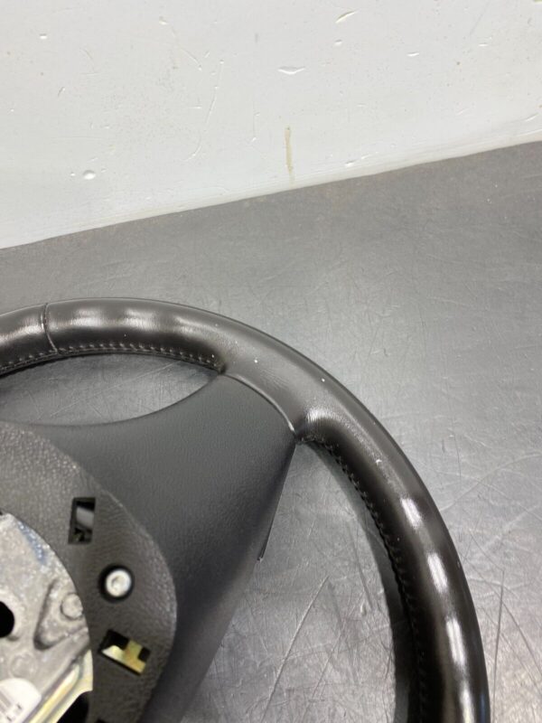 C6 Z06 OEM STEERING WHEEL ASSEMBLY M/T NO PADDLE - Image 2