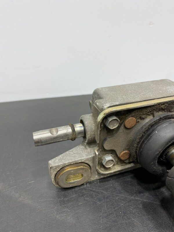 C6 GRANDSPORT OEM 6 SPEED MANUAL SHIFTER ASSEMBLY WITH KNOB  - Image 3
