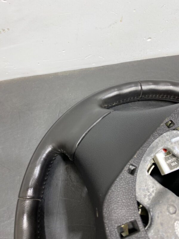 C6 Z06 OEM STEERING WHEEL ASSEMBLY M/T NO PADDLE - Image 4