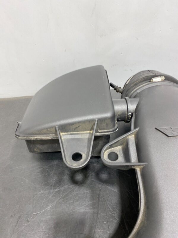 C6 OEM AIR INTAKE BOX WITH FILTER ASSEMBLY  - Image 4