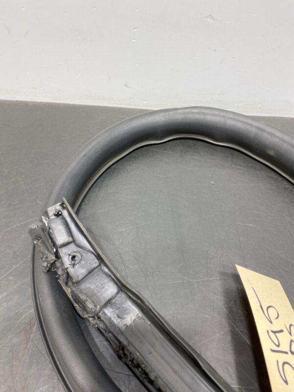 C5 Z06 OEM PASSENGER RH SEAL WINDOW RUBBER SEAL - Image 3