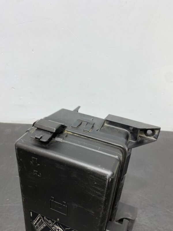 C6 OEM MAIN ENGINE BAY FUSE BOX ASSEMBLY WITH LID COMPLETE  - Image 4
