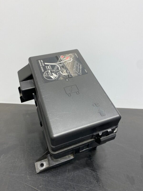 C6 GRANDSPORT OEM ENGINE BAY MAIN FUSE BOX ASSEMBLY  - Image 3