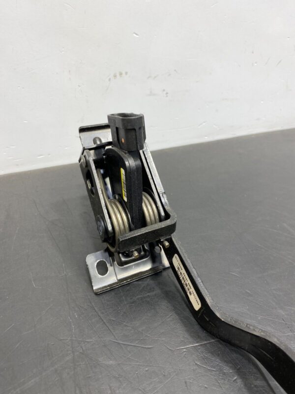 CORVETTE C6 OEM GAS ACCELERATOR PEDAL - Image 2
