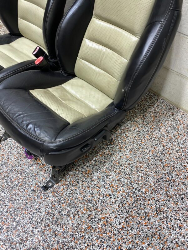 C6 Z06 OEM FRONT SEATS BLACK PARCHMENT COMBO - Image 4
