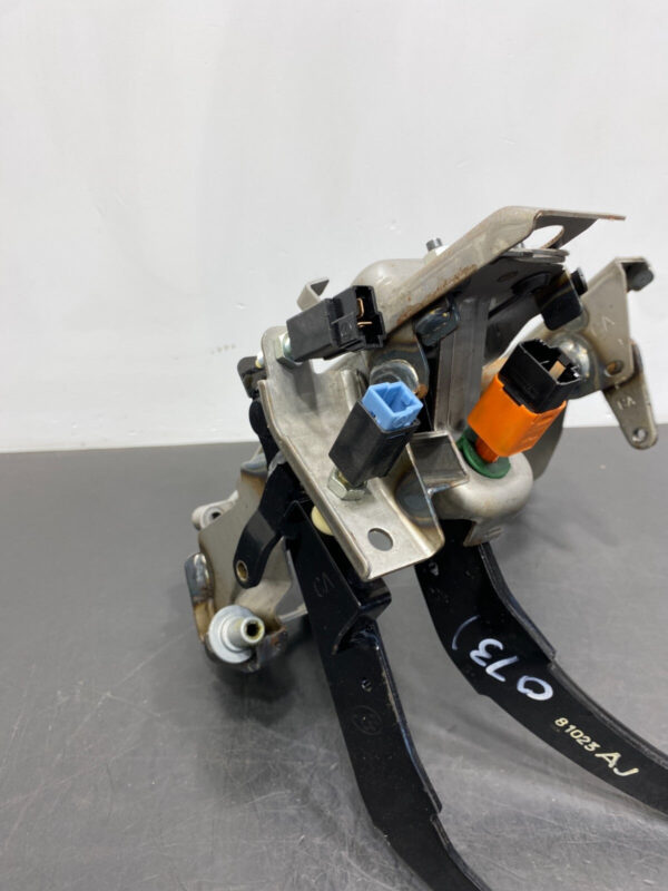 SUBARU BRZ OEM CLUTCH BRAKE PEDAL COMBO PEDALS  - Image 6