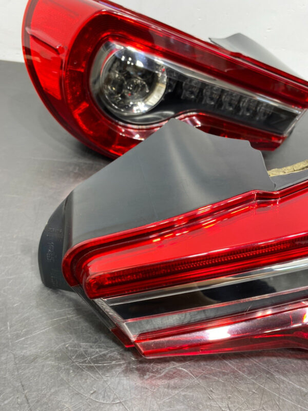 SUBARU BRZ PERFORMANCE OEM LED TAIL LIGHT SET PAIR DRIVER PASSENGER - Image 10